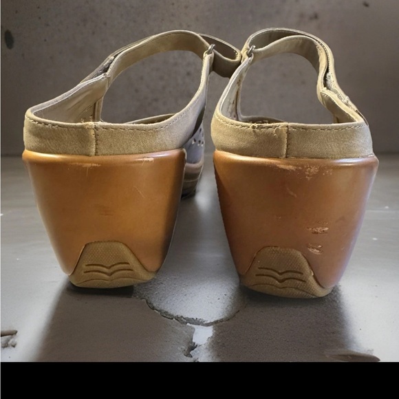 Rialto Women’s Size 11 Vienna Clogs Tan Mary Janes Wedge Heels Perforated - Picture 3 of 12